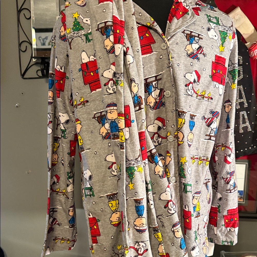 Peanuts Gray Pajamas- top and pants- with Snoopy and The Peanuts gang. Large - Picture 8 of 8